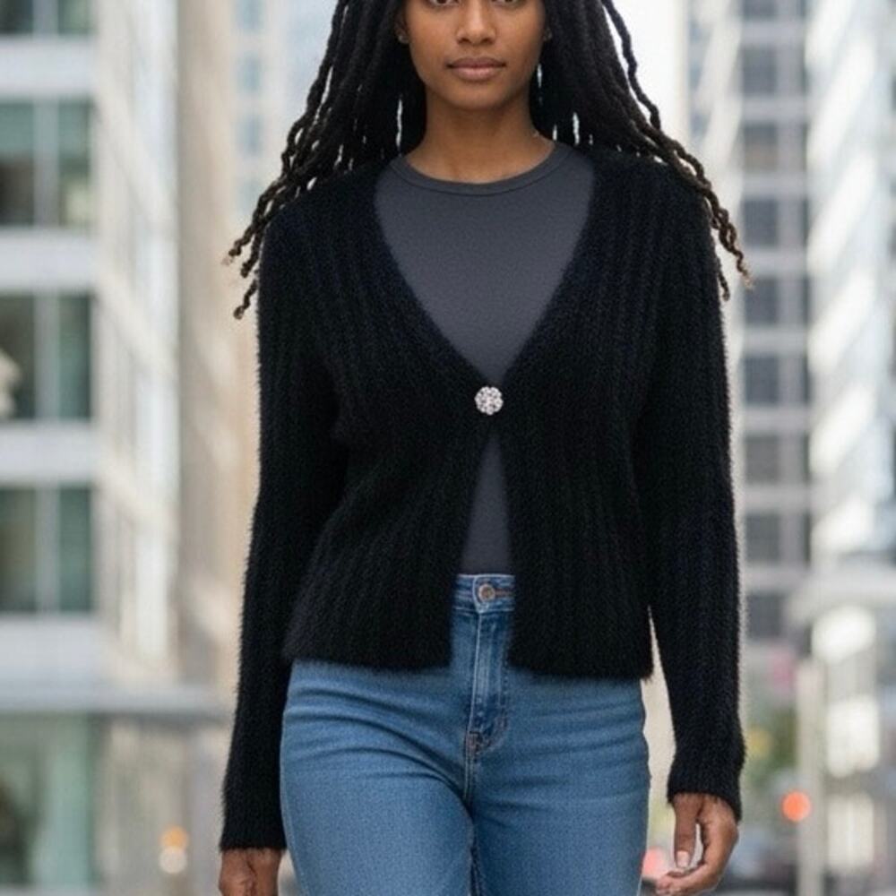 Major Label Group black fuzzy cardigan
Single jeweled closure size Junior Lg
